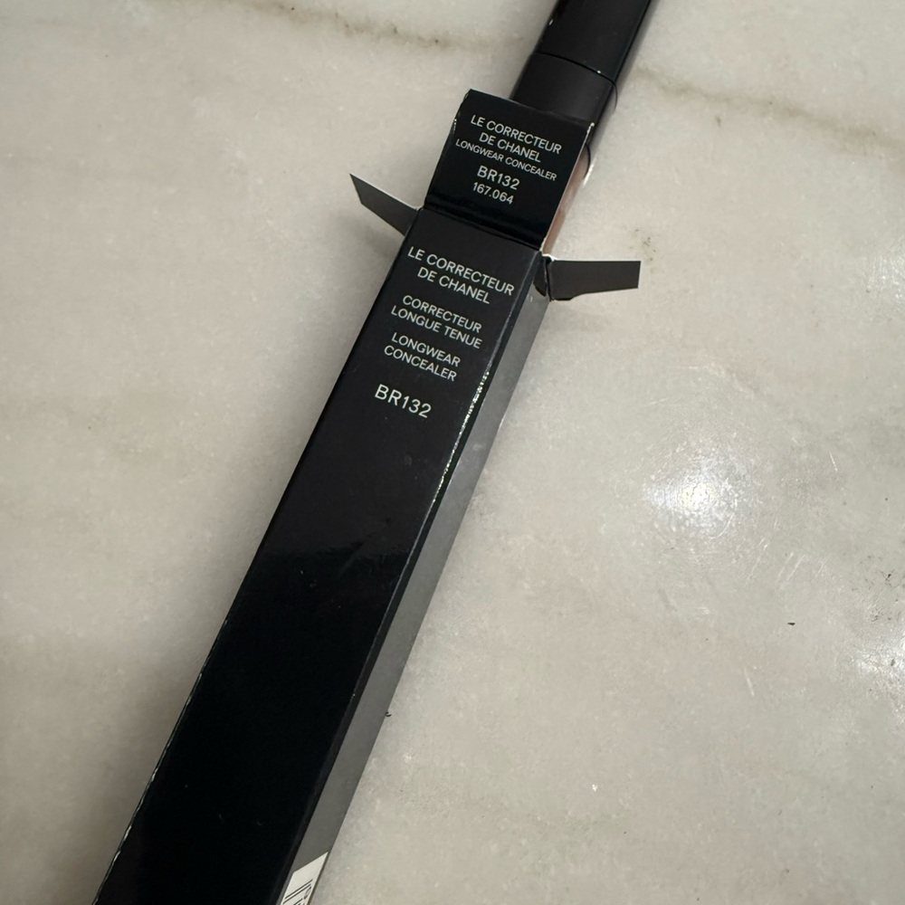 CHANEL Longwear Concealer - Rich Brown - Picture 2 of 4